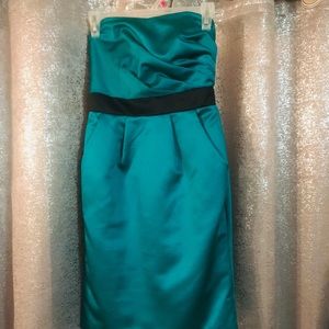 Stapless knee-length, formal style dress.